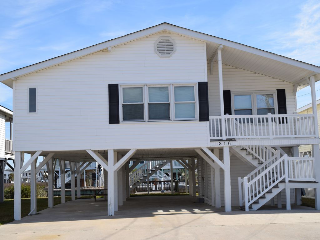 4 Bedroom 4 Bath on the Channel